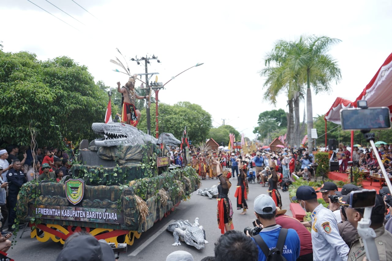 Kontingen Barito Utara Tampilkan Legenda Tiung Gomba pada Karnaval Budaya FBIM