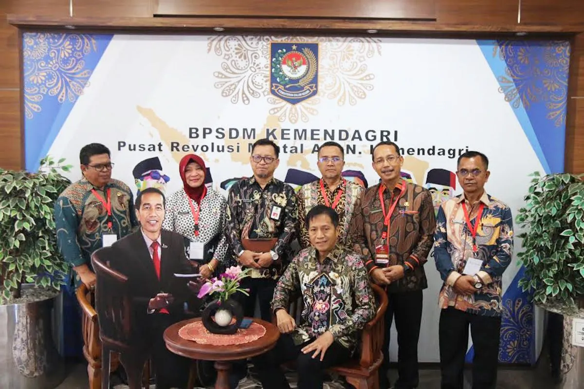 Pelaksanaan pendidikan dan pelatihan bagi aparatur sipil negara (ASN) merupakan salah satu langkah strategis dalam meningkatkan kualitas pelayanan publik. Salah satu program yang dilaksanakan adalah Pendidikan dan Pelatihan Kepemimpinan (PKN) Tingkat II, yang diikuti oleh pejabat di lingkungan Pemerintah Kabupaten Barito Utara. Dalam konteks ini, Pj Bupati Barito Utara berperan aktif sebagai mentor bagi para peserta PKN, dengan tujuan untuk membangun kompetensi kepemimpinan yang kuat dan berorientasi pada peningkatan kinerja organisasi. Artikel ini akan mengupas lebih dalam mengenai peran Pj Bupati dalam mentoring, pentingnya PKN bagi ASN, serta dampak dari kegiatan tersebut bagi pemerintahan daerah. 1. Peran Pj Bupati Barito Utara dalam Mentoring Pejabat Pj Bupati Barito Utara memiliki tanggung jawab besar dalam memimpin dan mengelola pemerintahan daerah. Dalam konteks PKN Tingkat II, Pj Bupati tidak hanya berfungsi sebagai pengawas program, tetapi juga sebagai mentor yang aktif. Dalam perannya ini, Pj Bupati memberikan arahan, bimbingan, serta pengalaman praktis yang dapat membantu peserta memahami aspek-aspek penting dalam kepemimpinan. Mentoring yang dilakukan mencakup berbagai aspek, mulai dari perumusan kebijakan, manajemen sumber daya manusia, hingga pengembangan strategi pelayanan publik yang efektif. Proses mentoring ini dilakukan melalui berbagai metode, termasuk diskusi kelompok, simulasi permasalahan, serta studi kasus yang relevan. Pj Bupati mendorong peserta untuk berpikir kritis dan kreatif dalam menyelesaikan masalah yang dihadapi di lapangan. Selain itu, keberadaan Pj Bupati sebagai mentor juga memberikan motivasi tambahan bagi peserta untuk berpartisipasi aktif dalam setiap sesi pelatihan. Dengan pengalaman dan pengetahuan yang dimiliki, Pj Bupati mampu memberikan wawasan yang berharga dan menjembatani teori dengan praktik nyata di lapangan. Lebih jauh, peran Pj Bupati sebagai mentor tidak hanya terbatas pada aspek teknis, tetapi juga mencakup penguatan karakter dan integritas pejabat. Dalam konteks ini, Pj Bupati menekankan pentingnya etika dalam pengambilan keputusan dan bertindak sebagai teladan bagi peserta. Hal ini sangat penting mengingat tantangan yang dihadapi oleh ASN saat ini, di mana integritas dan profesionalisme sangat dibutuhkan. 2. Pentingnya Pendidikan dan Pelatihan Kepemimpinan (PKN) Pendidikan dan Pelatihan Kepemimpinan (PKN) Tingkat II memiliki peranan yang sangat penting dalam pengembangan kompetensi ASN. Program ini bertujuan untuk membekali pejabat dengan pengetahuan dan keterampilan yang dibutuhkan untuk menjalankan tugas dan tanggung jawabnya secara efektif. PKN Tingkat II difokuskan pada penguatan kepemimpinan strategis, yang sangat diperlukan dalam mengelola organisasi pemerintahan yang semakin kompleks. Secara umum, PKN memberikan wawasan tentang teori-teori kepemimpinan, strategi pengelolaan organisasi, serta pengembangan sumber daya manusia. Dengan mengikuti PKN, peserta diharapkan mampu meningkatkan kemampuan analisis, komunikasi, dan pengambilan keputusan. Selain itu, PKN juga memberikan kesempatan bagi peserta untuk berkolaborasi dan berbagi pengalaman dengan pejabat dari daerah lain, sehingga memperluas jaringan dan perspektif mereka. PKN juga mendukung upaya pemerintah dalam menciptakan ASN yang profesional dan berkualitas. Melalui program ini, diharapkan dapat lahir para pemimpin yang mampu mengimplementasikan kebijakan publik secara efektif dan efisien, serta responsif terhadap kebutuhan masyarakat. Dengan demikian, PKN berperan penting dalam meningkatkan kinerja pemerintah daerah dan pelayanan publik yang lebih baik. Lebih dari itu, pelatihan kepemimpinan juga berkontribusi pada pembentukan karakter pemimpin yang baik. Dalam proses belajar, peserta tidak hanya dituntut untuk memahami teori, tetapi juga menerapkan nilai-nilai positif seperti integritas, kejujuran, dan tanggung jawab. Ini merupakan investasi jangka panjang bagi pemerintah daerah dalam mencetak pemimpin masa depan yang dapat diandalkan. 3. Dampak Positif dari Mentoring Pj Bupati Terhadap Kinerja ASN Kegiatan mentoring yang dilakukan oleh Pj Bupati Barito Utara memiliki dampak yang signifikan terhadap kinerja ASN. Dengan adanya pendampingan langsung dari Pj Bupati, peserta PKN merasa lebih percaya diri dalam menjalankan tugas dan tanggung jawab mereka. Mentoring ini memberikan pemahaman yang lebih mendalam tentang bagaimana menerapkan teori kepemimpinan dalam prakteknya. Salah satu dampak positif yang terlihat adalah peningkatan kolaborasi antar pejabat di lingkungan pemerintahan. Melalui diskusi dan aktivitas kelompok, peserta belajar untuk bekerja sama dan saling mendukung dalam mencapai tujuan bersama. Ini penting untuk menciptakan iklim kerja yang harmonis dan produktif di dalam organisasi pemerintahan. Selain itu, mentoring juga mendorong peserta untuk lebih inovatif dalam mencari solusi atas masalah yang dihadapi. Dengan bimbingan dari Pj Bupati, mereka diajak untuk berpikir out of the box dan berani mengambil risiko dalam pengambilan keputusan. Hal ini pada gilirannya akan memacu peningkatan kinerja organisasi, karena ASN yang berkualitas dan inovatif akan dapat memberikan pelayanan yang lebih baik kepada masyarakat. Dampak lainnya adalah peningkatan motivasi dan komitmen peserta terhadap tugas yang diemban. Dengan adanya perhatian dan bimbingan dari Pj Bupati, peserta merasa dihargai dan termotivasi untuk memberikan yang terbaik dalam menjalankan tugas. Keterlibatan langsung Pj Bupati dalam proses mentoring juga menunjukkan bahwa kepemimpinan yang baik harus hadir dan mendengarkan aspirasi bawahannya. 4. Tantangan dan Solusi dalam Pelaksanaan PKN di Barito Utara Meskipun pelaksanaan PKN Tingkat II di Barito Utara telah memberikan banyak manfaat, masih terdapat beberapa tantangan yang perlu dihadapi. Salah satu tantangan utama adalah keterbatasan waktu dan sumber daya yang dimiliki oleh peserta. Dengan rutinitas pekerjaan yang padat, seringkali sulit bagi ASN untuk membagi waktu antara tugas sehari-hari dan pelatihan. Untuk mengatasi tantangan ini, perlu ada penjadwalan yang fleksibel dan pengaturan waktu yang baik agar kegiatan pelatihan tidak mengganggu tugas utama ASN. Selain itu, dukungan dari pimpinan di lingkungan masing-masing sangat penting untuk memastikan peserta dapat mengikuti pelatihan secara maksimal. Tantangan lainnya adalah pembelajaran yang bersifat teoritis tanpa aplikasinya di lapangan. Agar PKN lebih efektif, perlu ada integrasi antara materi pelatihan dan praktik di lapangan. Ini bisa dilakukan dengan melibatkan peserta dalam proyek nyata atau studi kasus yang relevan dengan tugas mereka di pemerintahan. Pj Bupati juga berperan penting dalam menciptakan lingkungan yang mendukung pelaksanaan PKN. Dukungan moral dan fasilitas yang memadai dapat membantu peserta dalam menjalani proses pelatihan dengan lebih baik. Dengan demikian, tantangan yang ada dapat diatasi, dan PKN dapat menghasilkan ASN yang lebih berkualitas dan siap menghadapi tantangan masa depan.